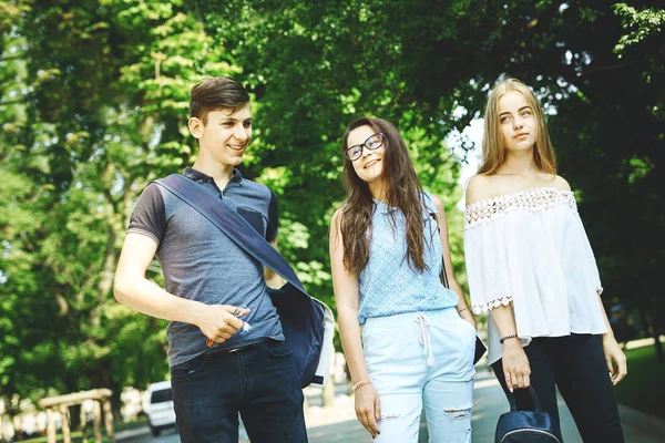 Happy vrienden studenten perfect tijd met elkaar doorbrengen op een wandeling in het Park — Stockfoto
