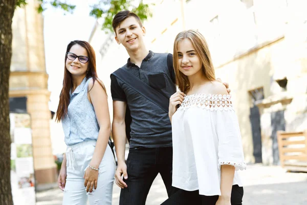 Três Estudantes Felizes Dos Amigos Passam Perfeitamente Tempo Junto Uma — Fotografia de Stock