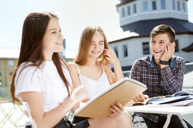 Üç mutlu lise öğrencisi. Öğrenci arkadaşlar öğrenir, ödevlerini birlikte yapar, dışarıda vakit geçirir ve eğlenirler..