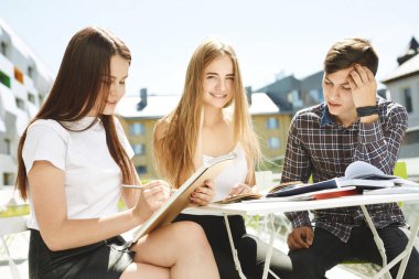Üç mutlu lise öğrencisi. Öğrenci arkadaşlar öğrenir, ödevlerini birlikte yapar, dışarıda vakit geçirir ve eğlenirler..