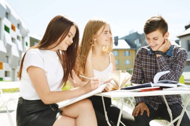 Üç mutlu lise öğrencisi. Öğrenci arkadaşlar öğrenir, ödevlerini birlikte yapar, dışarıda vakit geçirir ve eğlenirler..