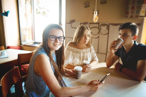 Jovem Com Namoradas Sentadas Mesa Café Conversando Sorrindo Grupo Amigos — Fotografia de Stock