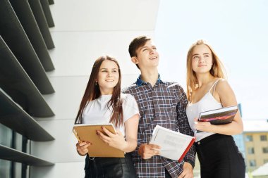 Üç mutlu lise öğrencisi. Öğrenci arkadaşlar öğrenir, ödevlerini birlikte yapar, dışarıda vakit geçirir ve eğlenirler..