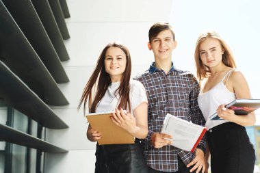 Üç mutlu lise öğrencisi. Öğrenci arkadaşlar öğrenir, ödevlerini birlikte yapar, dışarıda vakit geçirir ve eğlenirler..