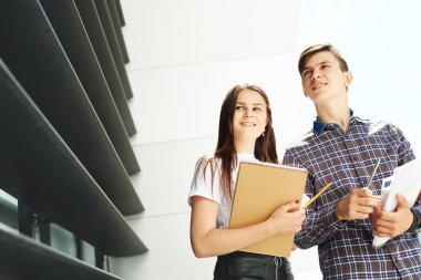 İki mutlu lise öğrencisi. Öğrenci arkadaşlar öğrenir, ödevlerini birlikte yapar, dışarıda vakit geçirir ve eğlenirler..