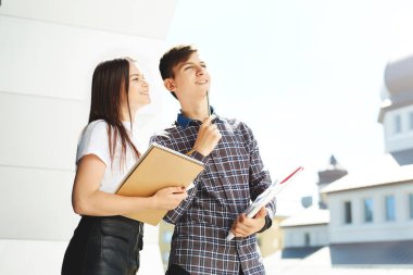 İki mutlu lise öğrencisi. Öğrenci arkadaşlar öğrenir, ödevlerini birlikte yapar, dışarıda vakit geçirir ve eğlenirler..