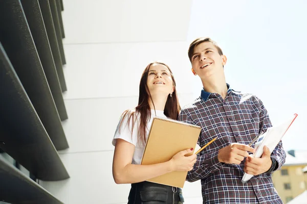 Dos Estudiantes Secundaria Felices Amigos Estudiantes Aprenden Hacen Deberes Juntos —  Fotos de Stock