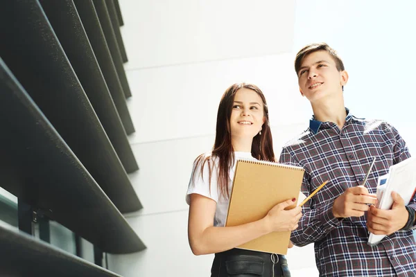 İki mutlu lise öğrencisi. Öğrenci arkadaşlar öğrenir, ödevlerini birlikte yapar, dışarıda vakit geçirir ve eğlenirler..