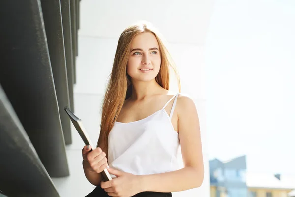 Feliz Estudiante Jovencita Guapa Rubia Pie Sosteniendo Cuadernos Exterior — Foto de Stock