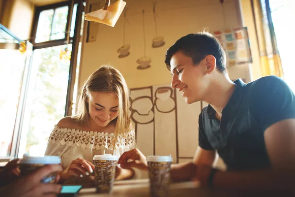 Deux Personnes Assises Une Table Café Parlant Souriant Couple Amis — Photo