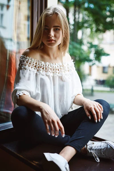 Joven Rubia Ropa Moda Sentada Alféizar Ventana Coffeeshop — Foto de Stock