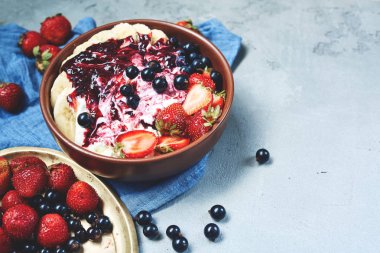 kase çilek, muz, reçel ve ekşi krema, taze meyveler ve yazlık Kahvaltı, yatay süzme peynir. yukarıdan bir yemekler gıda ile karanlık beton fon, boşaltmak.