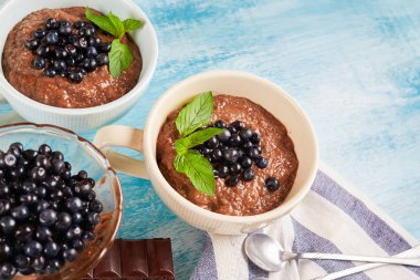 Chia ile iki kaynar pudingi çilek ve Keçiboynuzu ile tohum