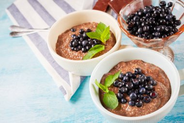 Chia ile iki kaynar pudingi çilek ve Keçiboynuzu ile tohum