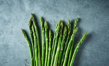 gri beton zemin üzerine taze çiğ Bahçe kuşkonmaz demet. Yemek pişirmek için malzemeler. Gıda arka plan. Kopya alanı ile üstten görünüm.