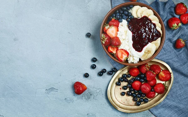 süzme peynir çilek, muz ve ekşi krema ile kase. wintage bakır plaka üzerinde taze çilek