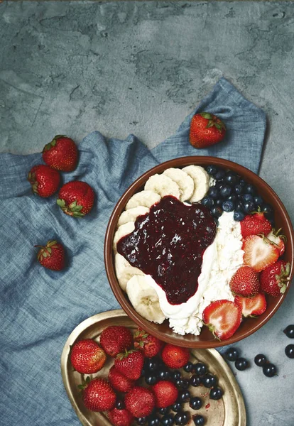 süzme peynir çilek, muz ve ekşi krema ile kase. wintage bakır plaka üzerinde taze çilek