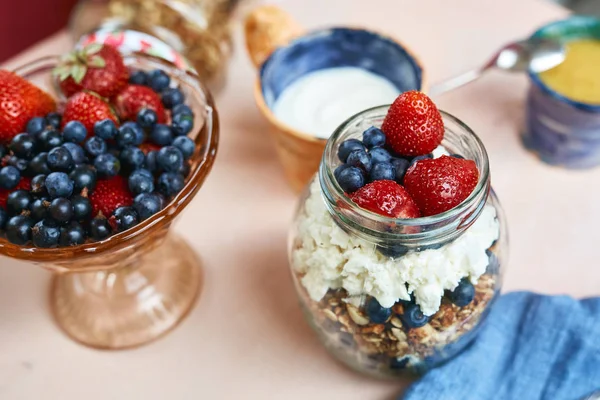 Banco con bayas, requesón y granola — Foto de Stock