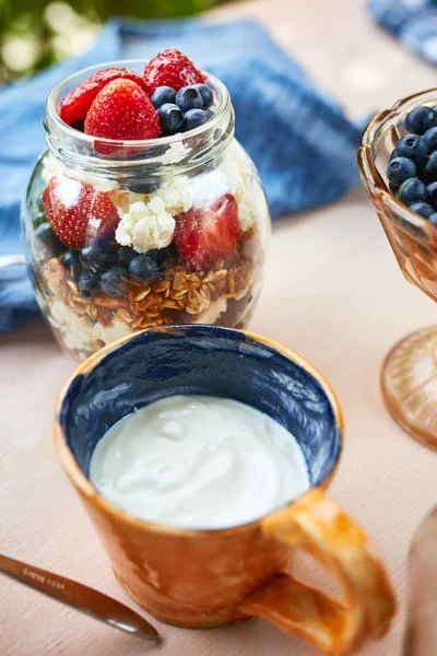 çilek, peynir ve granola