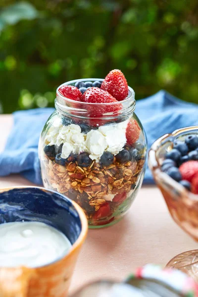 çilek, peynir ve granola