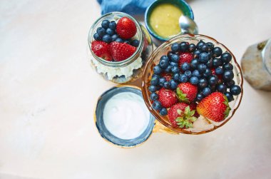 vazo taze çilek, kahvaltı için ayarla ürün