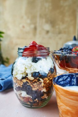 çilek, peynir ve granola