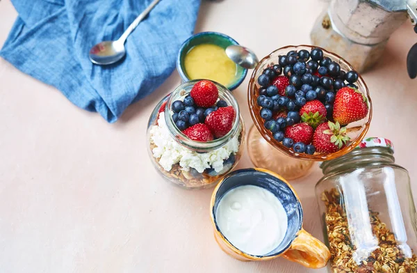 vazo taze çilek, kahvaltı için ayarla ürün