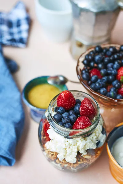 vazo taze çilek, kahvaltı için ayarla ürün