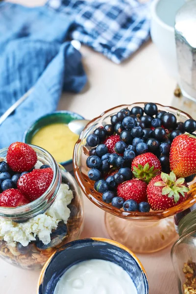 Florero con bayas frescas, juego de productos para el desayuno — Foto de Stock