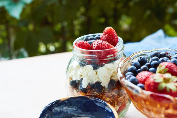 vazo taze çilek, kahvaltı için ayarla ürün