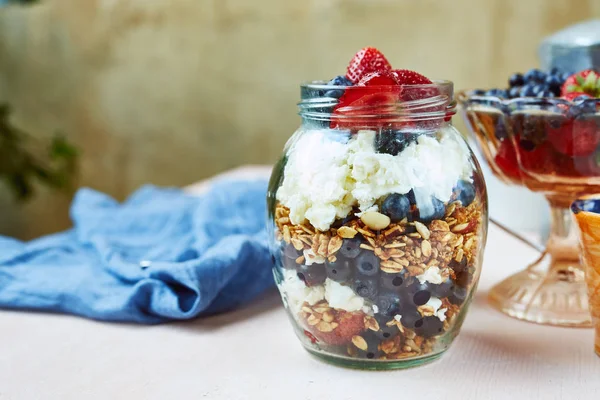 çilek, peynir ve granola