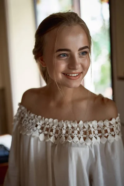 Retrato de una joven sonriente — Foto de Stock