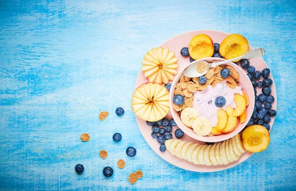 Καλοκαιρινό Πρωινό Επίπεδη Διάταξη Γιαούρτι Βατόμουρο Βατόμουρα Μπανάνα Ροδάκινο Και — Φωτογραφία Αρχείου