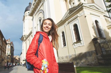 Eski Lviv merkezinde yürüyüş güzel kadın turist
