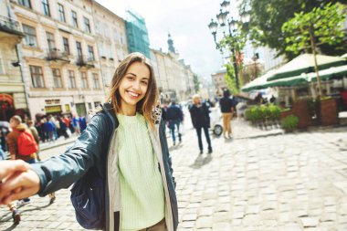 güzel kadın turist eski Lviv ortasına doğru yürüyor