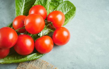 taze olgun domates marul üzerinde masaya bırakır