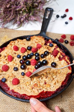 Berry parçalamak beyaz masaya siyah dökme demir tavada