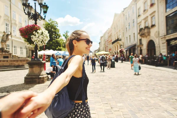 Fashion pretty carefree woman walking in the center of old city — стоковое фото