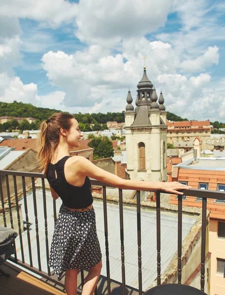 Houkutteleva Onnellinen Hymyilevä Nainen Kävelee Keskustassa Vanhan Kaupungin Lviv Nainen — kuvapankkivalokuva