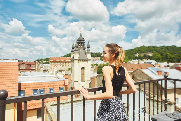 Houkutteleva Onnellinen Hymyilevä Nainen Kävelee Keskustassa Vanhan Kaupungin Lviv Nainen — kuvapankkivalokuva
