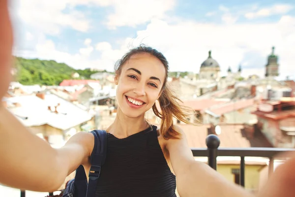 Selfie Ritratto Donna Attraente Turista Piedi Nel Centro Della Città — Foto Stock