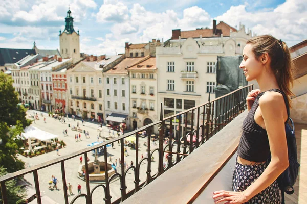 Attraente felice donna sorridente passeggiando nel centro della città vecchia — Foto Stock