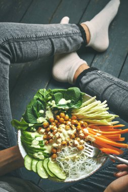 Sağlıklı Kahvaltı, çiğ vegan gıda Buda kabın içinde kadın