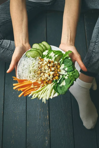 Sağlıklı Kahvaltı, çiğ vegan gıda Buda kabın içinde kadın