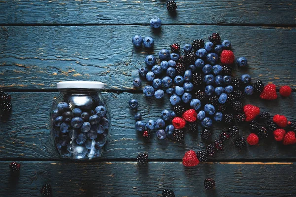 Zomer Voedsel Achtergrond Close Van Verse Bosbessen Frambozen Blackberryes Een — Stockfoto