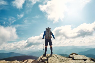 arkadan görünüşü etkin hiker gündoğumu dağlar, seyahat ve açık macera kavramı panoramik zevk. Karpatlar, Ukrayna