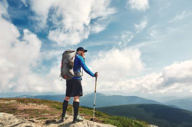 Aktif erkek uzun yürüyüşe çıkan kimse sırt çantası ve trekking Polonyalılar gündoğumu dağlar, seyahat ve açık macera kavramı panoramik zevk ile. Karpatlar, Ukrayna