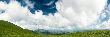 Chornohora dağ sırtı ve Hoverla dağının yamaçlarından güzel cluody gökyüzü panoramik görünümü. doğal bir manzara görünümünde sis içinde kefen yaprak dökmeyen kozalaklı ile düşük yatan bulut dağ yamacı