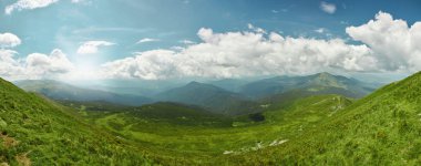 Chornohora dağ sırtı ve Hoverla dağının yamaçlarından güzel cluody gökyüzü panoramik görünümü. doğal bir manzara görünümünde sis içinde kefen yaprak dökmeyen kozalaklı ile düşük yatan bulut dağ yamacı