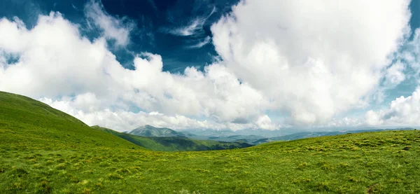 Vista Panorámica Cresta Montaña Chornohora Hermoso Cielo Cluody Desde Las —  Fotos de Stock